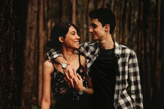 Jeune couple datant dans la forêt.